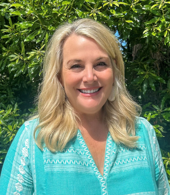 Portrait of Andi Thomas, Sales Associate, Realtor ®.